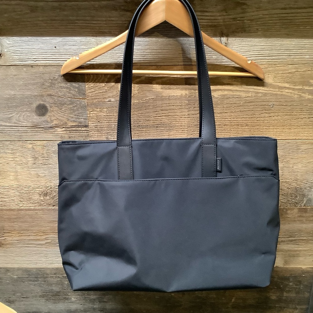 AWAY The Everywhere Tote in black